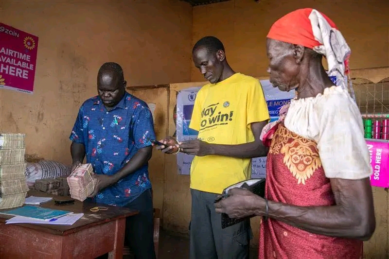 WFP beneficiaries in Aweil receive mobile phones to support cash transfers