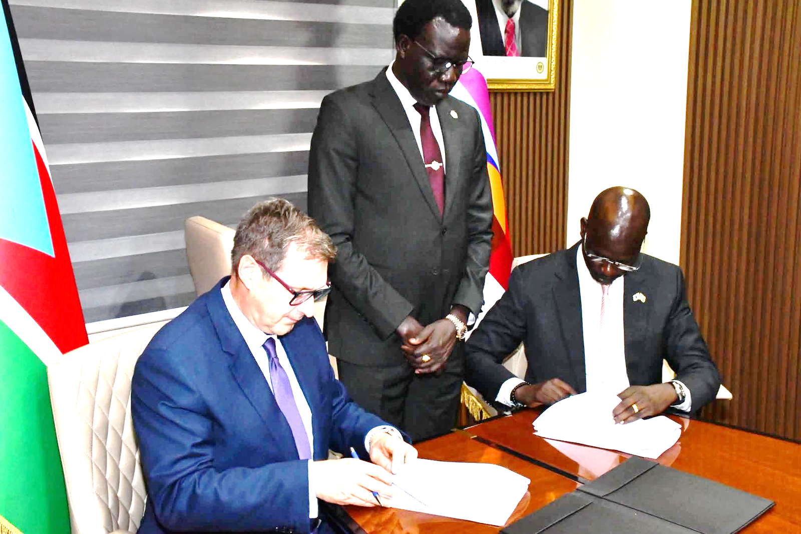 Government signs currency management deal with De La Rue